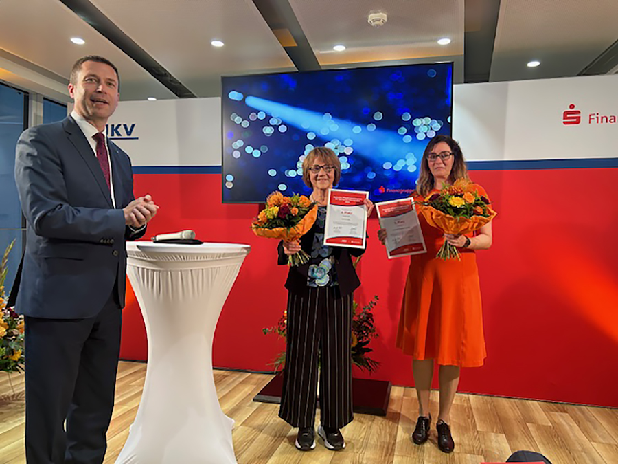 Matthias Dießl mit der 4. Preisträgerin Dr. christa Lippmann und der 5. Preisträgerin